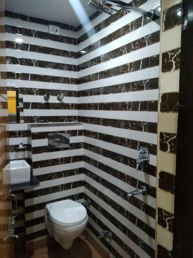 Silver Palace Hotel New Delhi Buitenkant foto