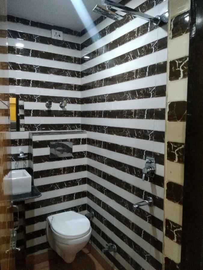 Silver Palace Hotel New Delhi Buitenkant foto