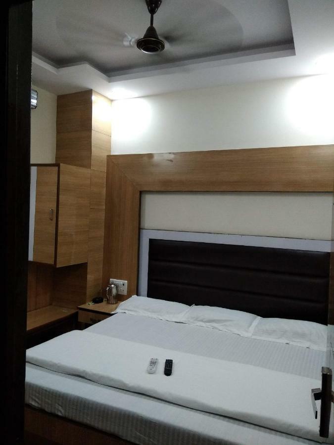 Silver Palace Hotel New Delhi Buitenkant foto